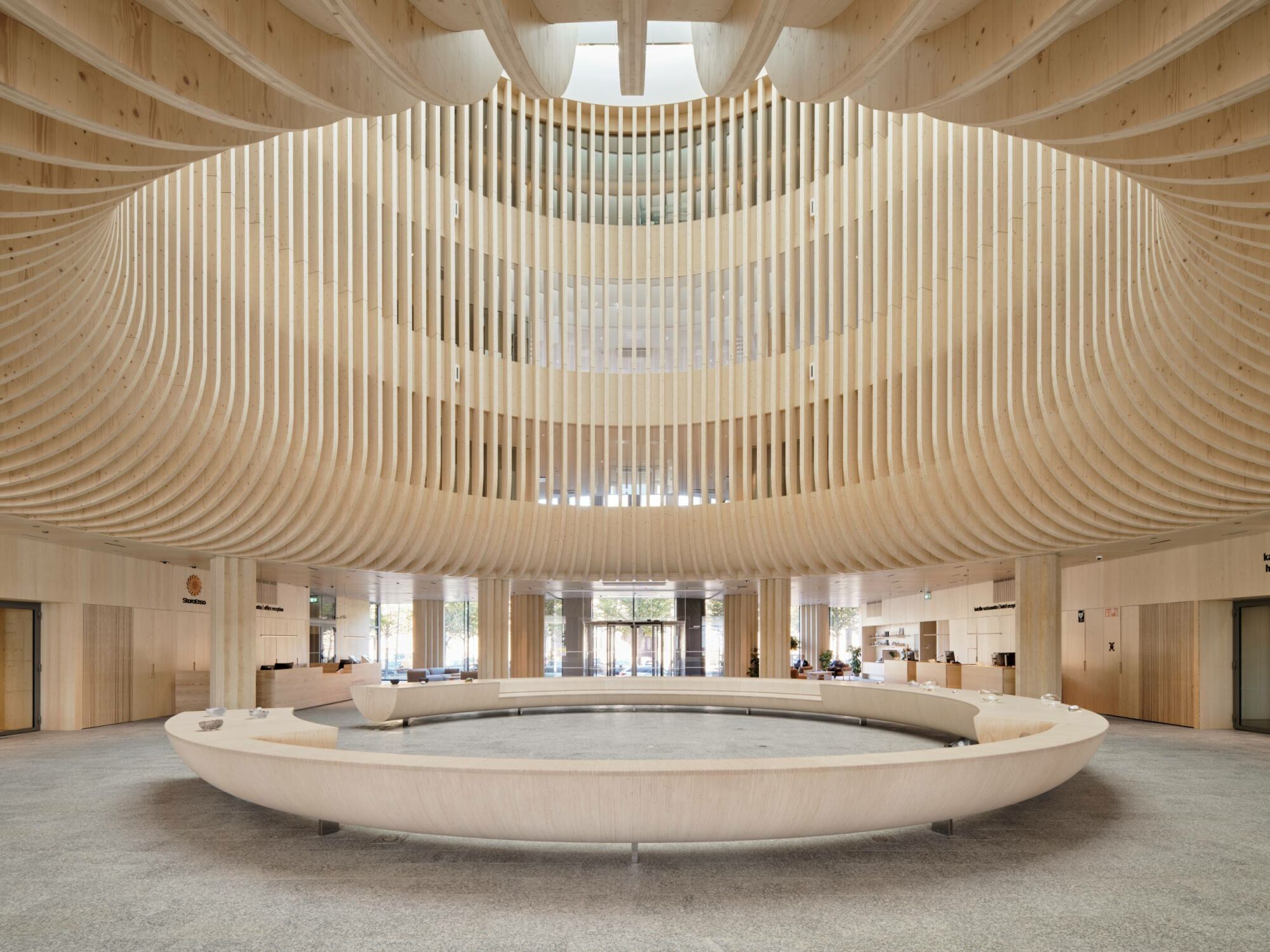 Das repräsentative Foyer verbindet die Firmenzentrale und das Hotel mit Restaurant und Tagungsbereich.