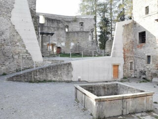 Burgruine Reichenau: Nach Plänen von Tp3 Architekten stabilisieren Betonergänzungen das Mauerwerk. und erschließen den Innenraum barrierearm.