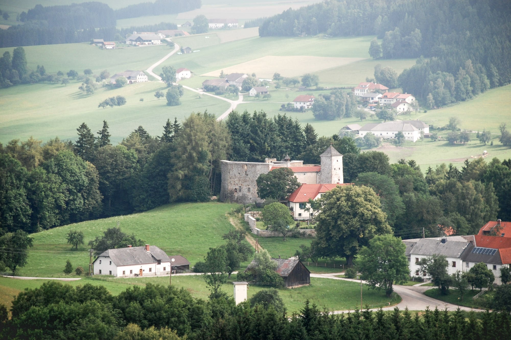 Die Burgruine Reichenau liegt eingebettet in die Hügellandschaft des Mühlviertels, im Norden Oberösterreichs.