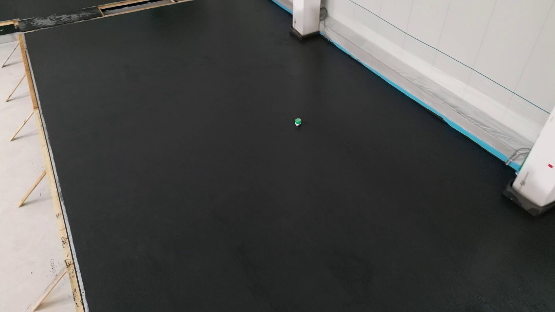 Frisch gegossene Bodenplatte aus biokohlebasiert modifiziertem Beton in der Baufabrik Tauernfeld.