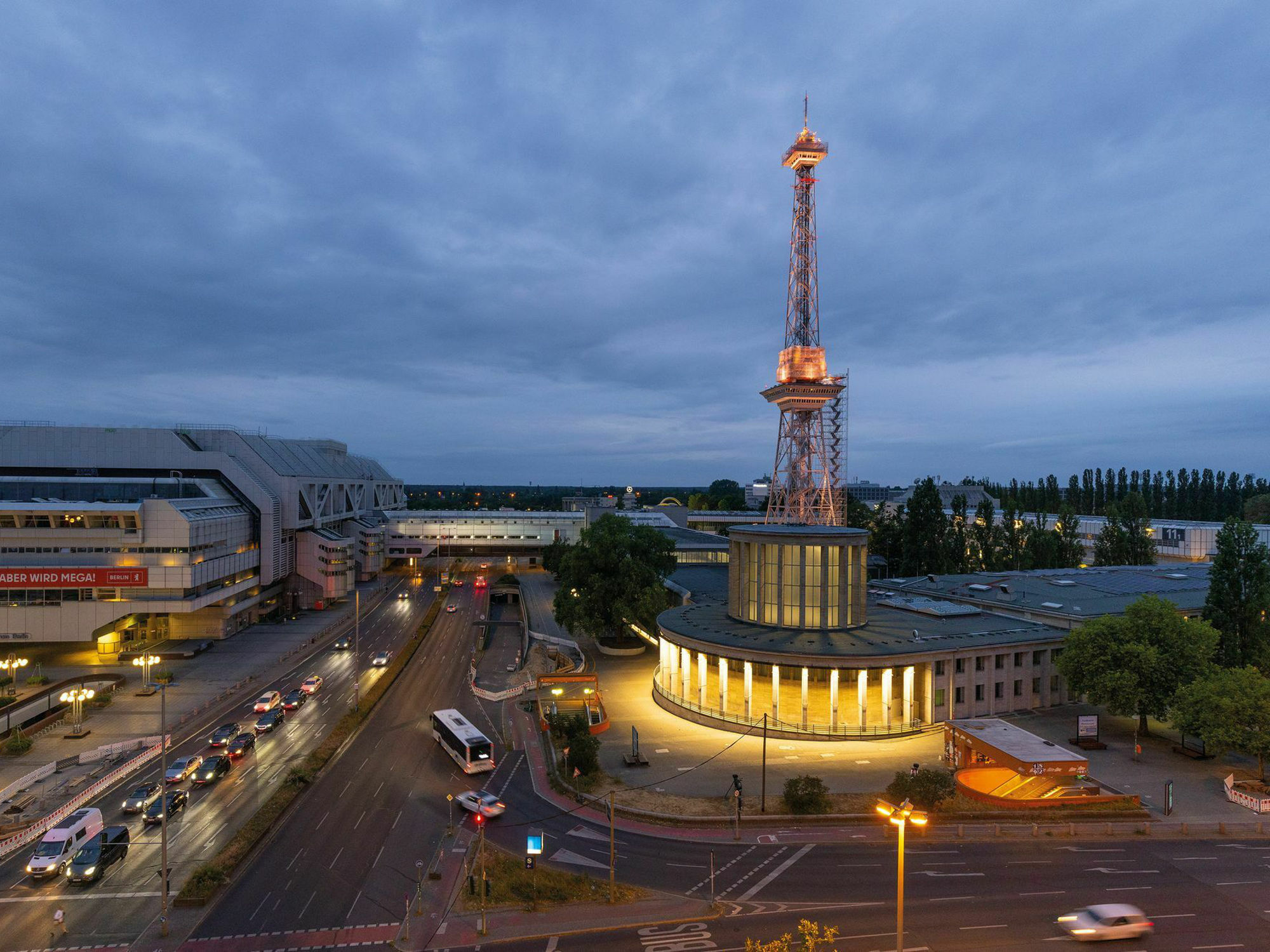 Um den Berliner Funkturm pünktlich zum 100. Geburtstag in neuem Glanz erstrahlen zu lassen, wurden von Mitte 2025 bis Anfang 2026 Sanierungsarbeiten an der Stahlkonstruktion zwischen Restaurantkanzel und Aussichtsplattform durchgeführt.