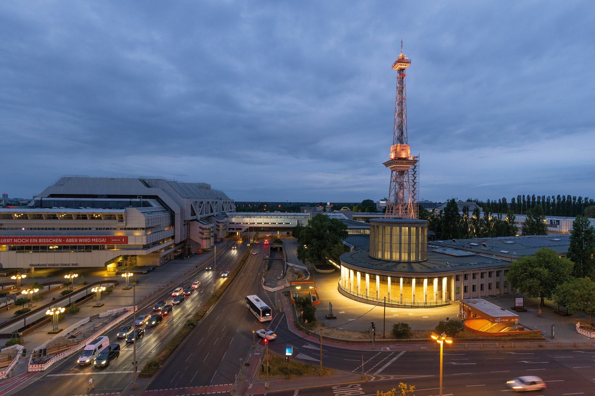 147 Meter ragt der elegante Turm aus dem Jahr 1926 über das Messegelände im Westen Berlins.