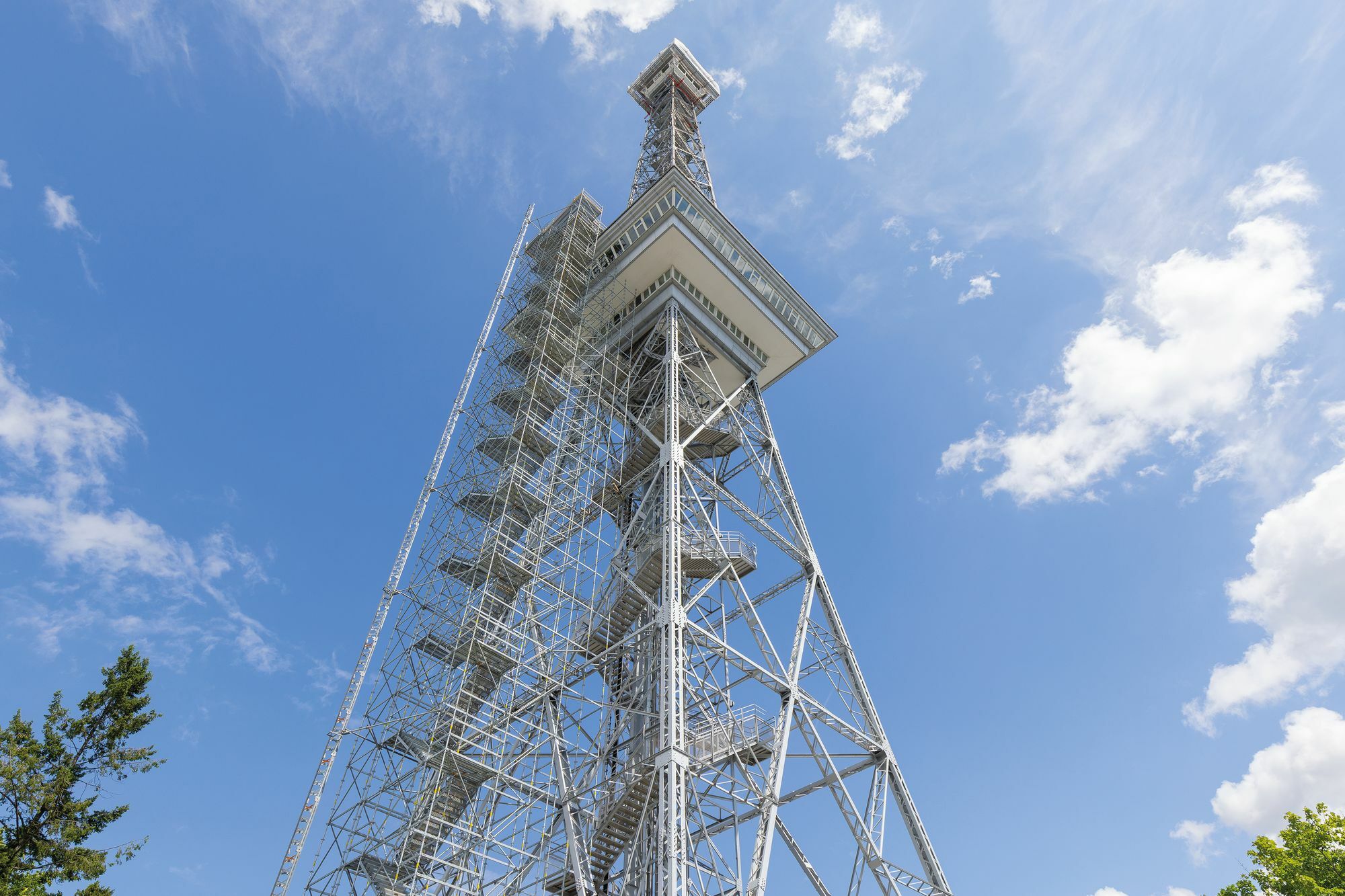 Ein Gerüsttreppenturm mit einem Meter Stufenbreite erschloss die Arbeitsebenen oberhalb der Restaurantkanzel.