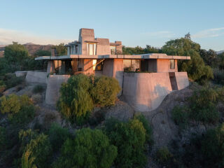 Ungewöhnliche Wohnhausarchitektur am Fuße der Anden: OF. Studio aus London schufen in ihrer Heimat Mendoza in Argentinien einen brutalistisch anmutenden Bau.