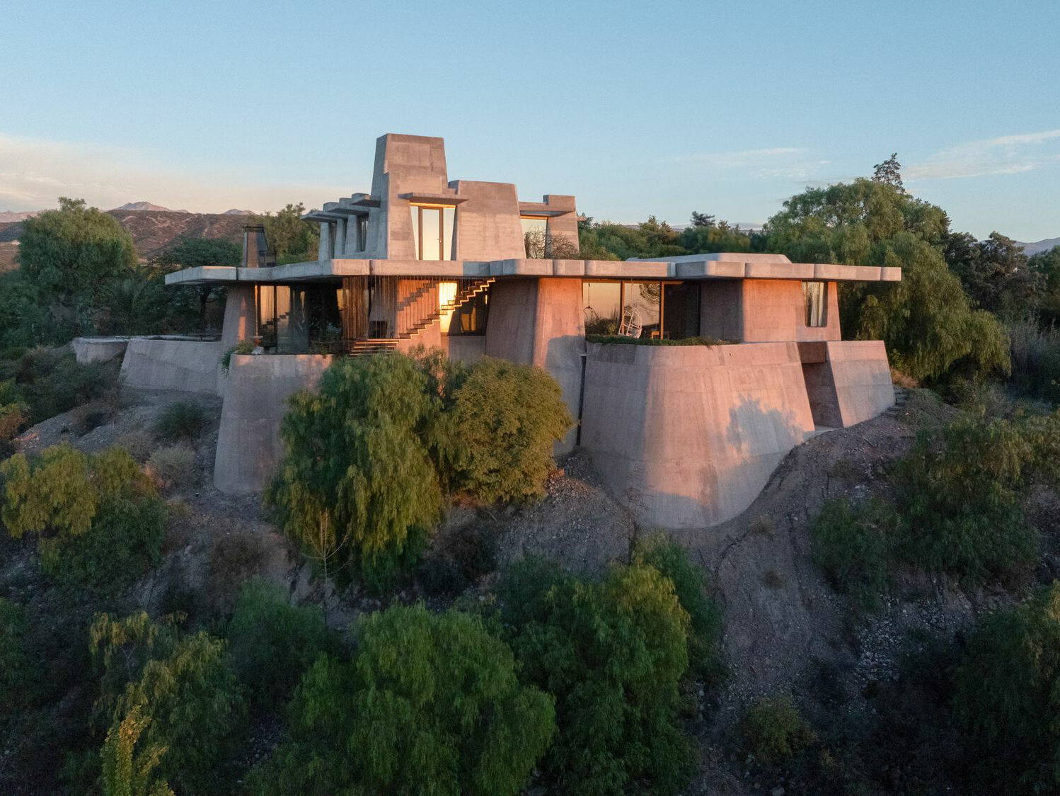 Ungewöhnliche Wohnhausarchitektur am Fuße der Anden: OF. Studio aus London schufen in ihrer Heimat Mendoza in Argentinien einen brutalistisch anmutenden Bau.