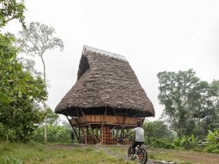 Ein Ort für die Gemeinschaft: Die neue Gemeindebibliothek im ecuadorianischen Amazonasgebiet rund um Huaticocha geht auf einen Entwurf des Architekturbüros Al Borde aus Quito zurück.