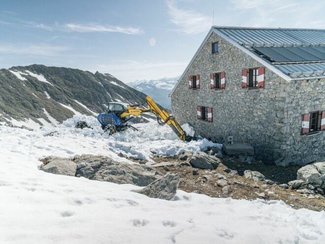 Die Neue Prager Hütte liegt auf 2.796 Metern über Adria südöstlich des Großvenediger und dient sowohl als bedeutender Stützpunkt im Hochtouren-Wegenetz als auch als Wanderziel vom Innergschlöß bei Matrei in Osttirol aus.