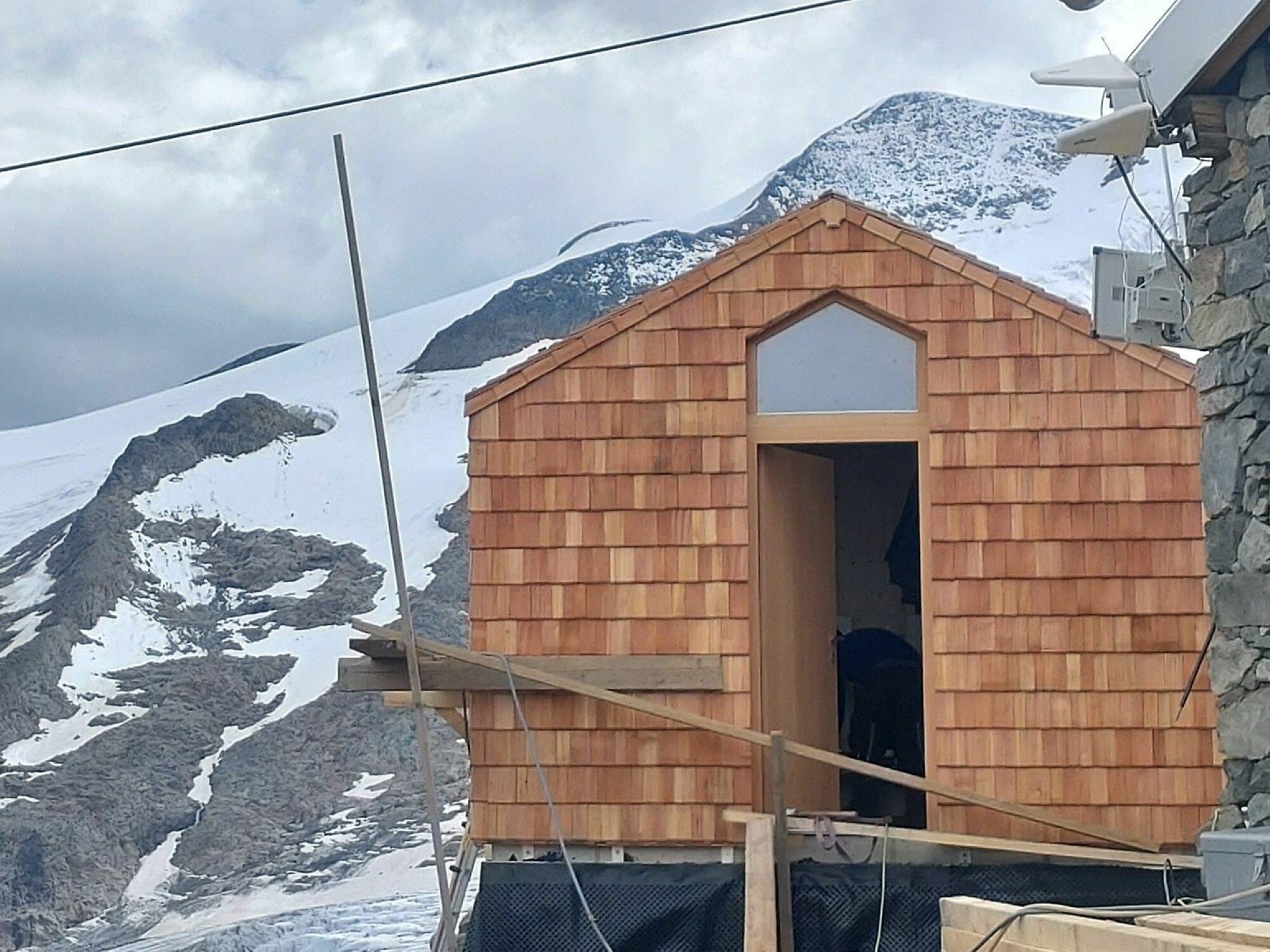 Die alpine Schutzhütte musste aufgrund akuten Wassermangels vergangenen Sommer ihre Versorgung anpassen. Hierfür war auch der Bau eines neuen Nebengebäudes erforderlich.