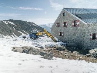 Die Neue Prager Hütte liegt auf 2.796 Metern über Adria südöstlich des Großvenediger und dient sowohl als bedeutender Stützpunkt im Hochtouren-Wegenetz als auch als Wanderziel vom Innergschlöß bei Matrei in Osttirol aus.