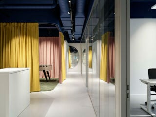 Studio Gessaga hat im Parterre der vormaligen Lagerhallen des Lebensmittelkonzerns Hero zeitgemäße Büroräume für das Unternehmen Treuvision realisiert.