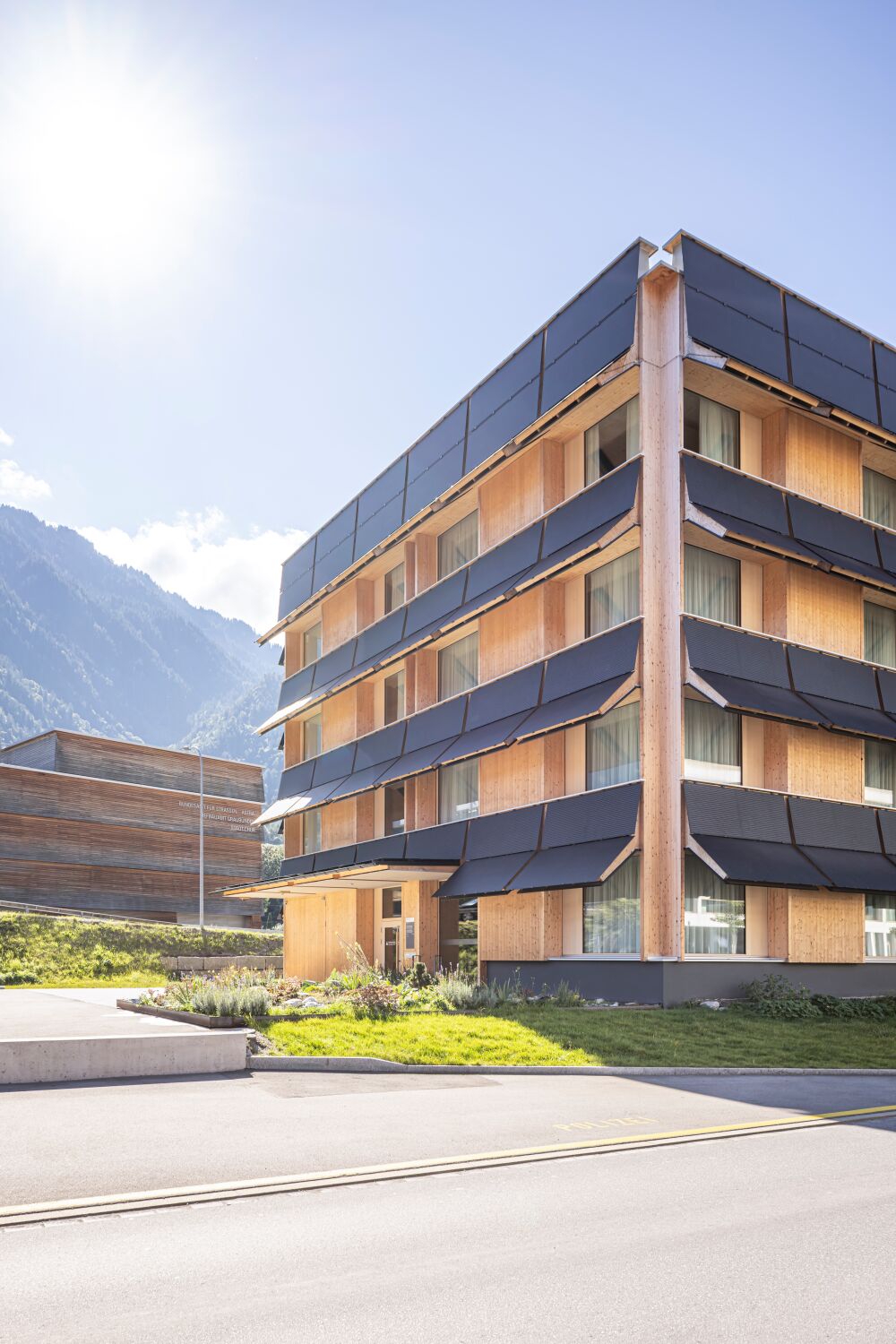 Der Eingang liegt an der Ostfassade.