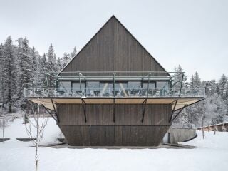 Das markante Gebäude an der Nordseite des Caumasees entstand nach einem Entwurf von Corinna Menn Studio.