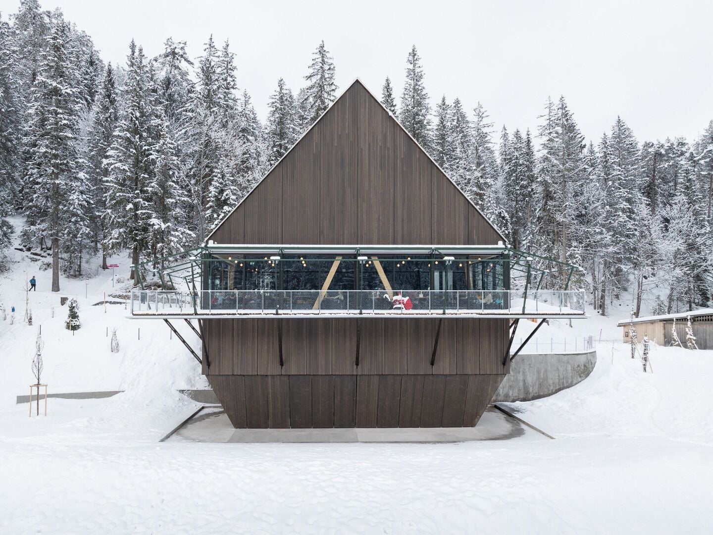 Wenn das Selbstbedienungsrestaurant im Erdgeschoss Winterpause macht, schließen hochgeklappte Terrassenroste das Gebäude.
