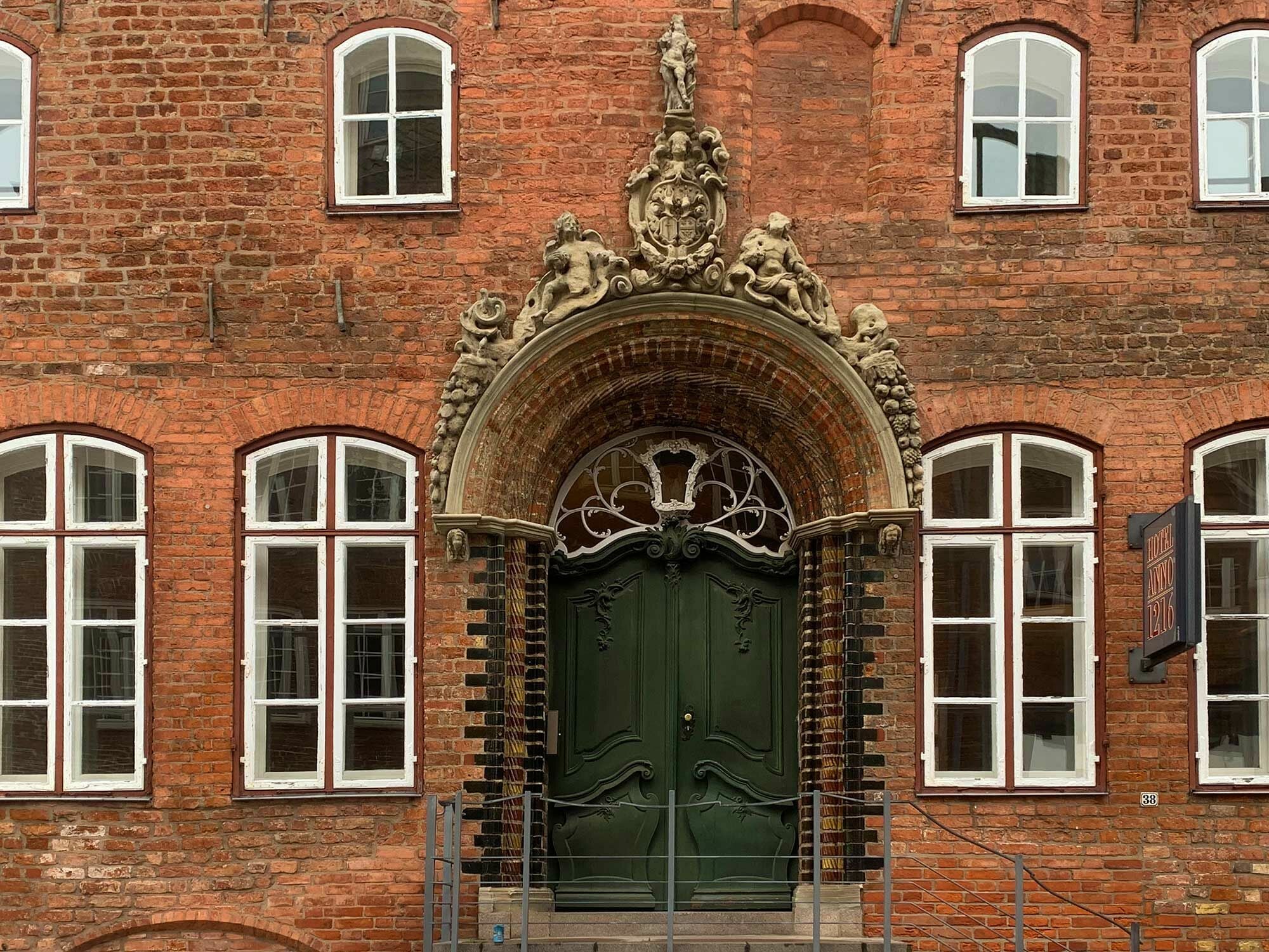 Ein Artefakt hat nicht nur materiell-physische Eigenschaften, sondern erhält durch immaterielle, gesellschaftliche und kulturelle Faktoren Bedeutung. Im Bild: Renaissance-Portal mit einer Rokoko-Tür in Lübeck 