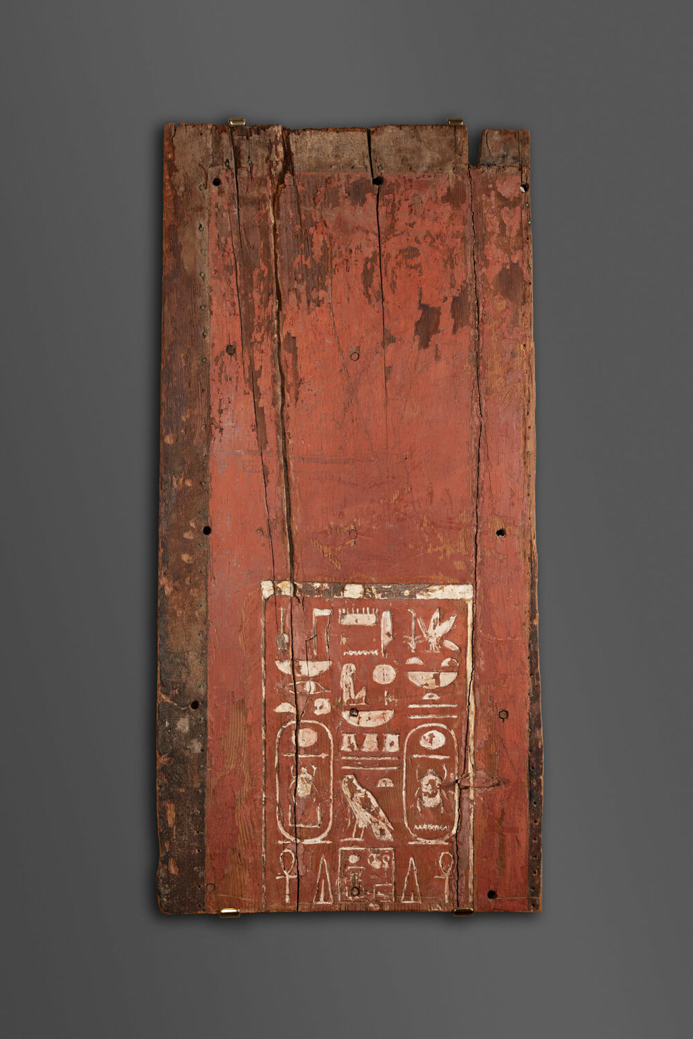 Kulturwissenschaftlich sind Artefakte vergleichbar mit Spolien, archäologischen Fragmenten und denkmalpflegerisch restaurierten Gegenständen. Im Bild: Altägyptisches Türfragment 