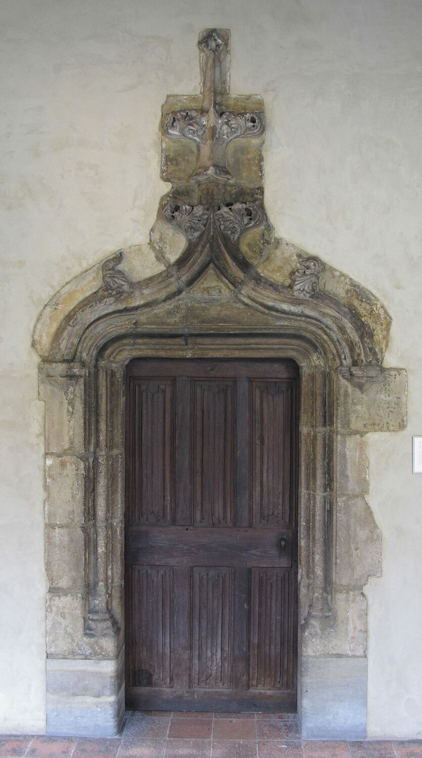Ehemals genutzte Objekte wie Tür- und Fensterflügel, Beschläge und Schlüssel können daher sogar zu Exponaten im Museen werden. Im Bild: Eichentür mit Spitzbogen und Eselsrücken 