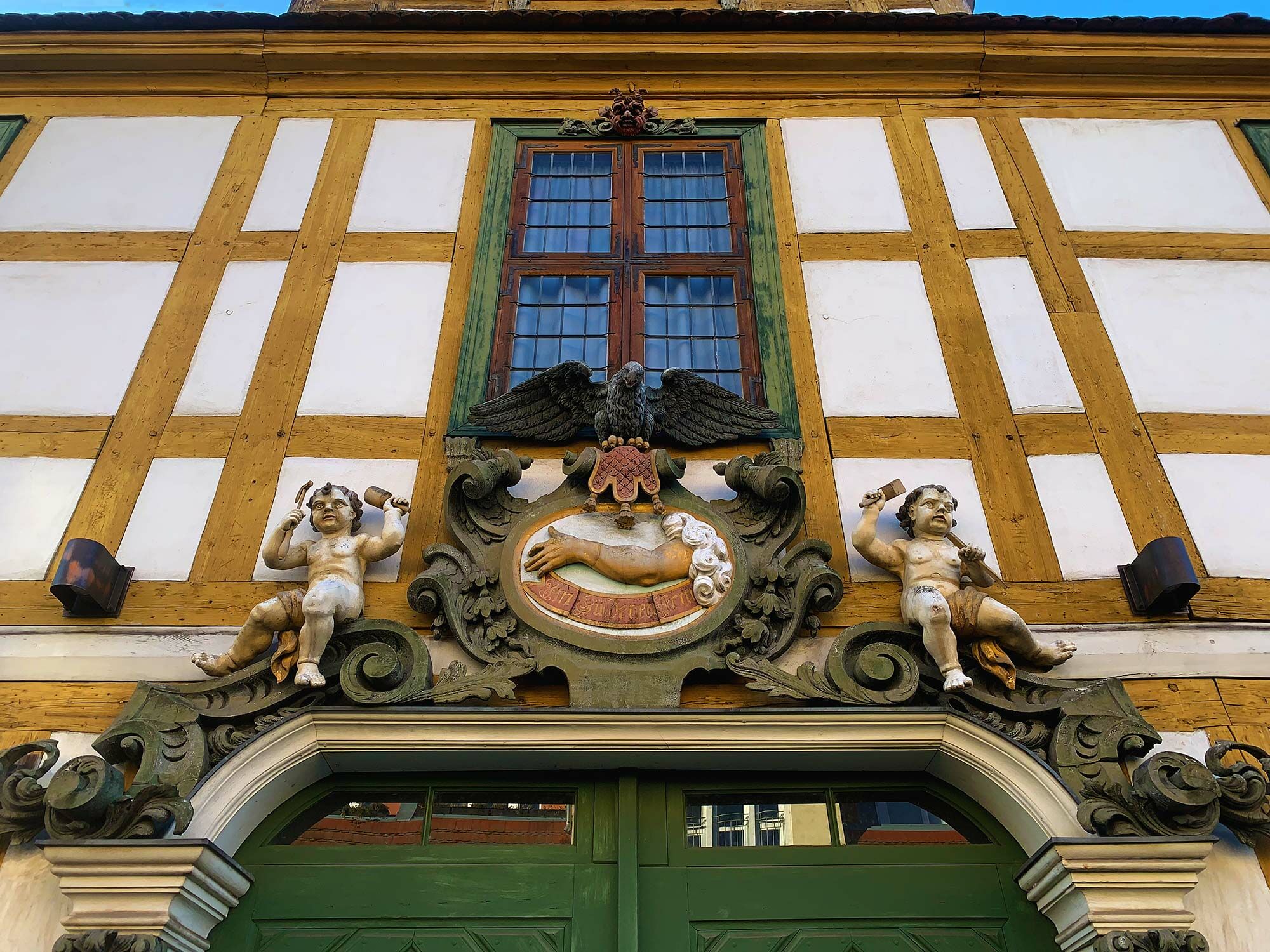 Immaterielle Faktoren können beispielsweise die Einzigartigkeit, die Herkunft, das Alter oder die besonderen Kunstfertigkeit sein. Im Bild: Supraporte des Fachwerkhauses „Im Güldenen Arm“ in Potsdam 