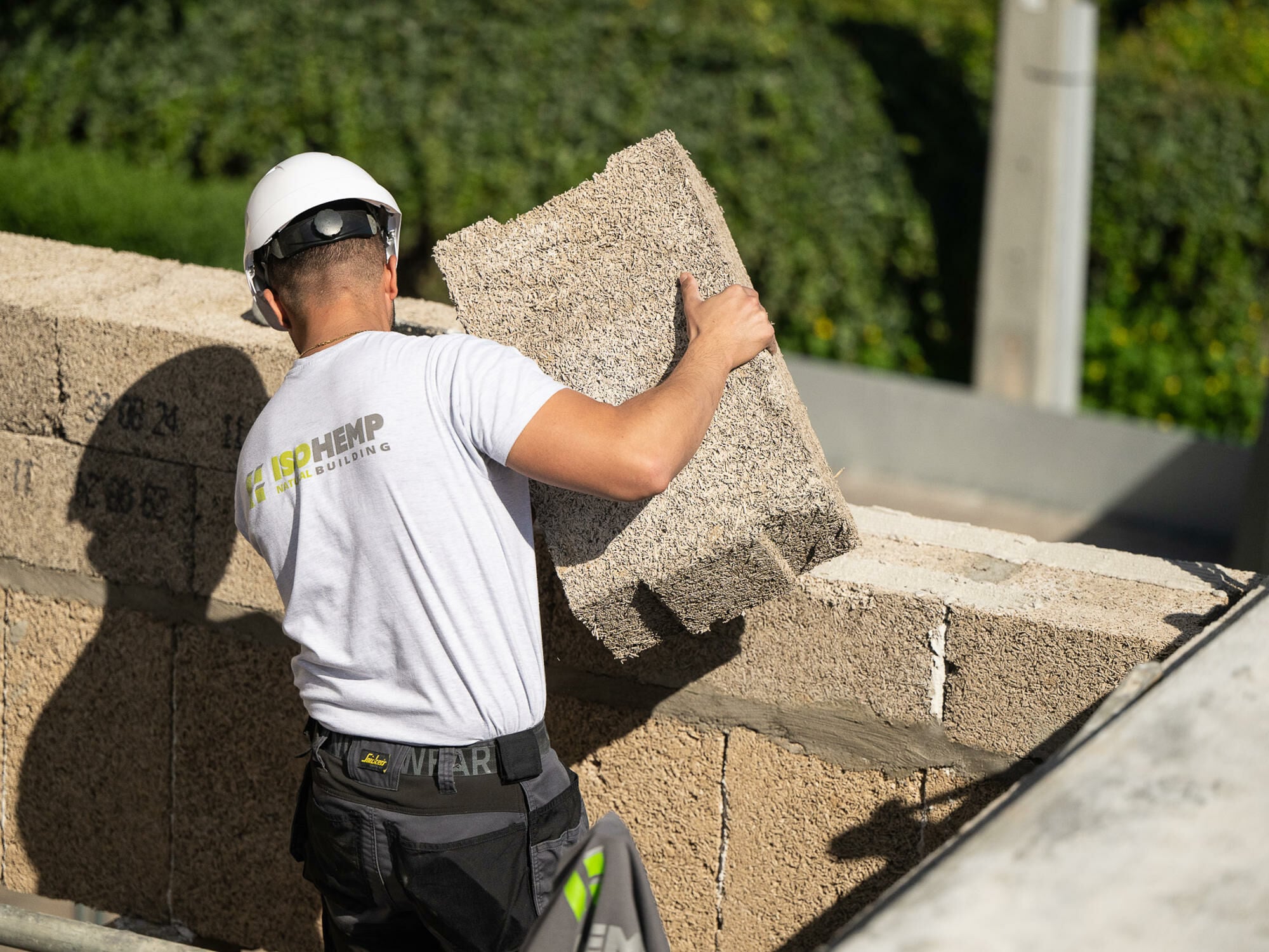 Hanfkalk wird gesprüht, in-situ gegossen oder als vorgefertigter Block eingesetzt.