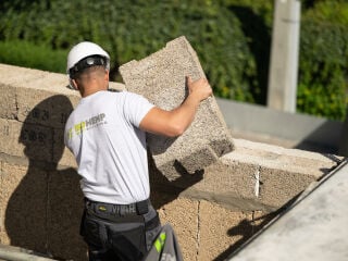 Hanfkalk wird gesprüht, in-situ gegossen oder als vorgefertigter Block eingesetzt.
