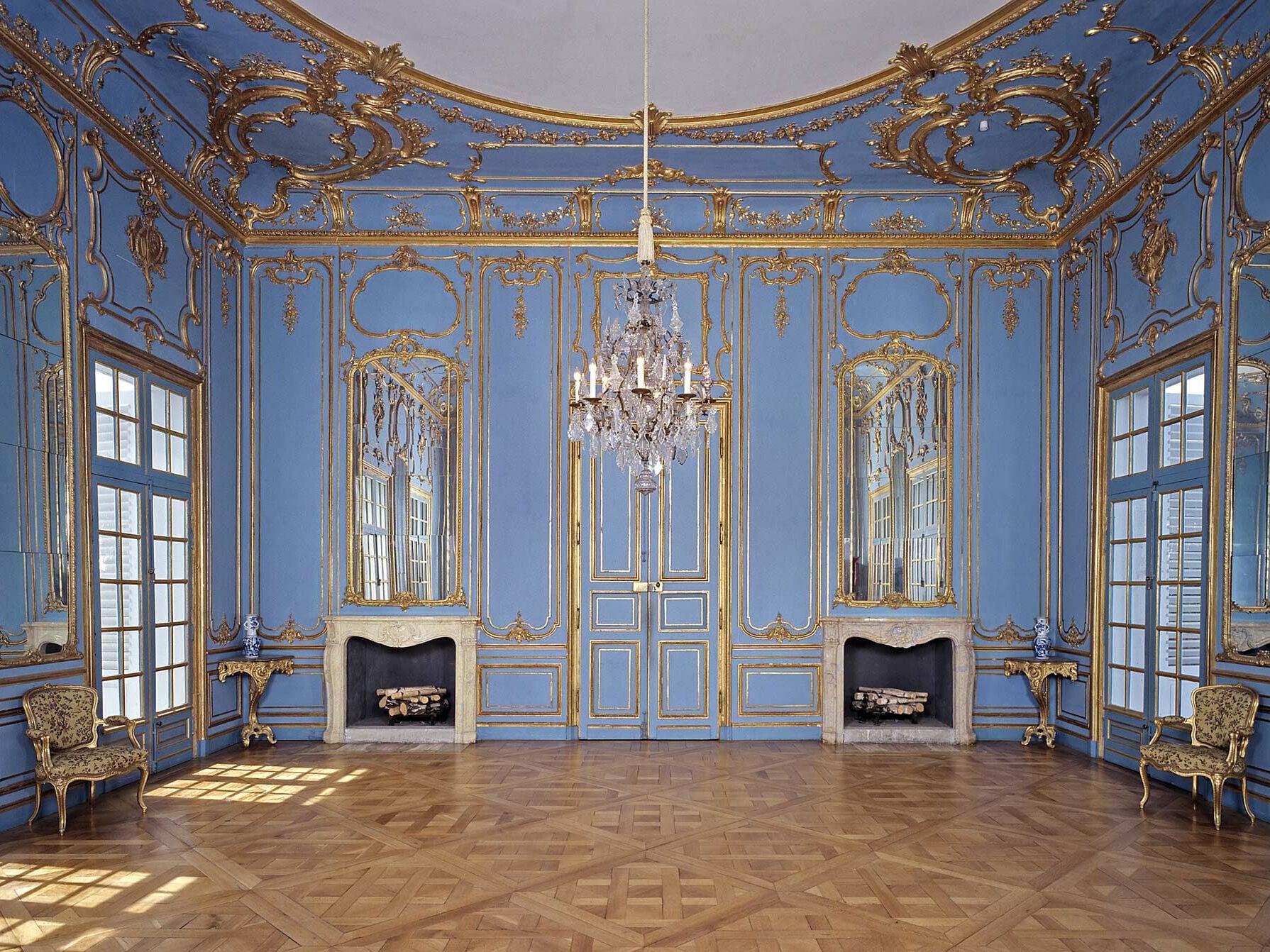 Das Assemblézimmer in Schloss Solitude ist mit Boiserien aus goldenen Ranken auf hellblauen Feldern verkleidet.