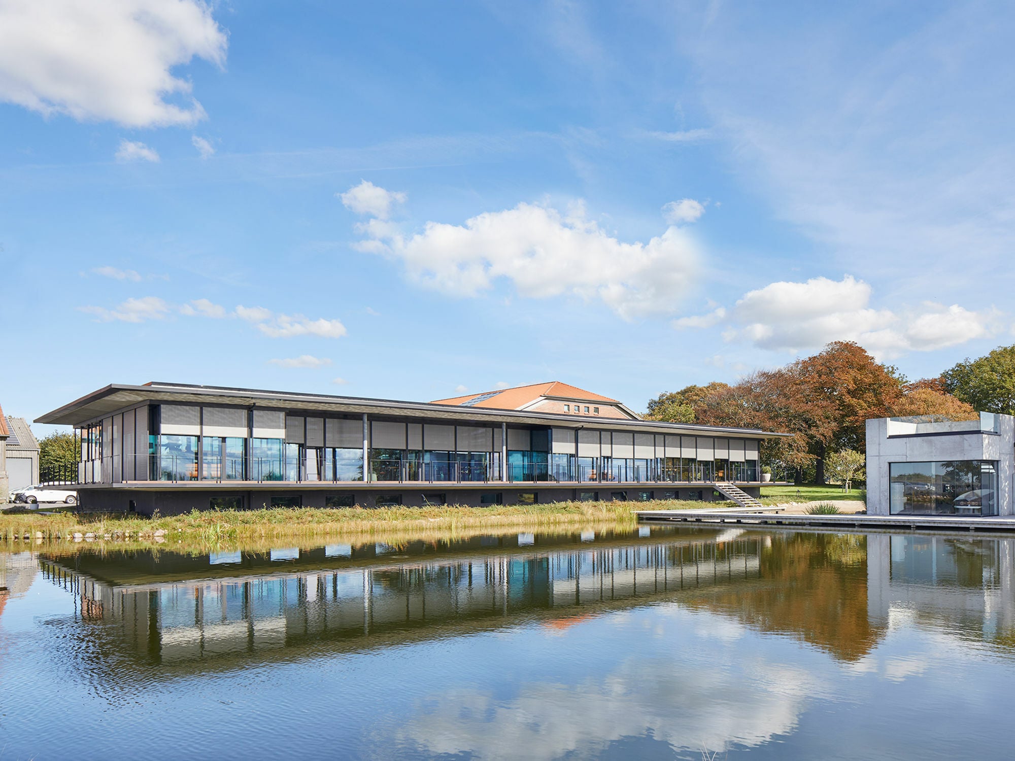Ein Gutshof unweit der Nordseeküste erhielt 2023 ein neues Bürogebäude, geplant von Messner Architektur.