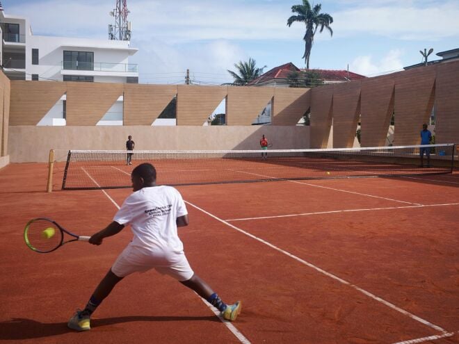 In Accra schufen DeRoche Projects einen neuen kommunalen Tennisplatz.