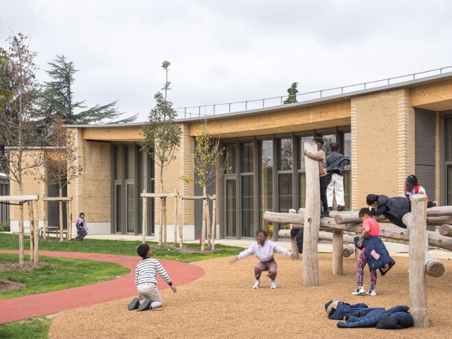 Das neue Kinder- und Sportzentrum in Evry-Courcouronnes stammt aus der Feder des Pariser Architekturbüros HEMAA.