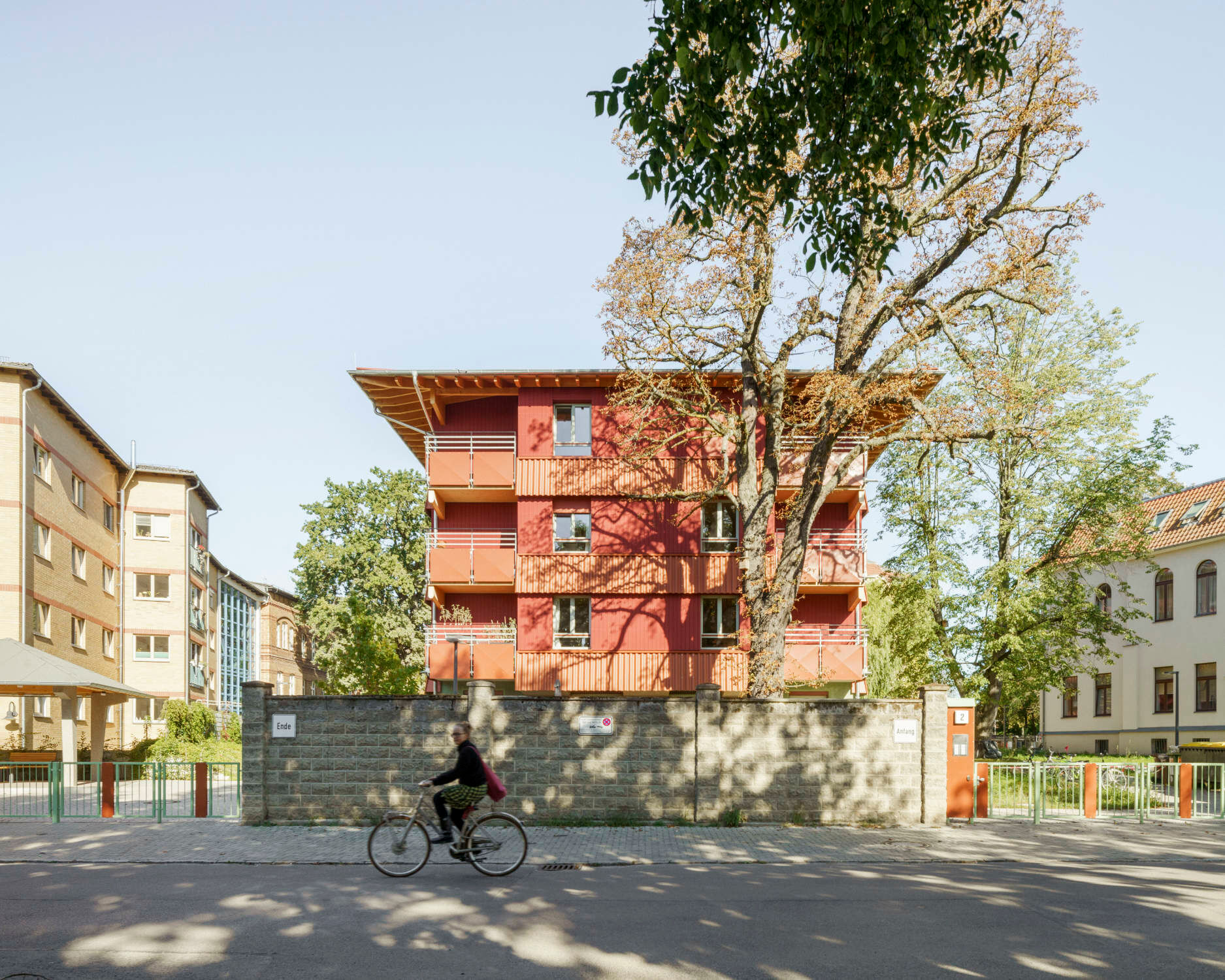 Der Neubau fügt sich in seiner Geschossigkeit in die vorhandene Bebauung stimmig ein.