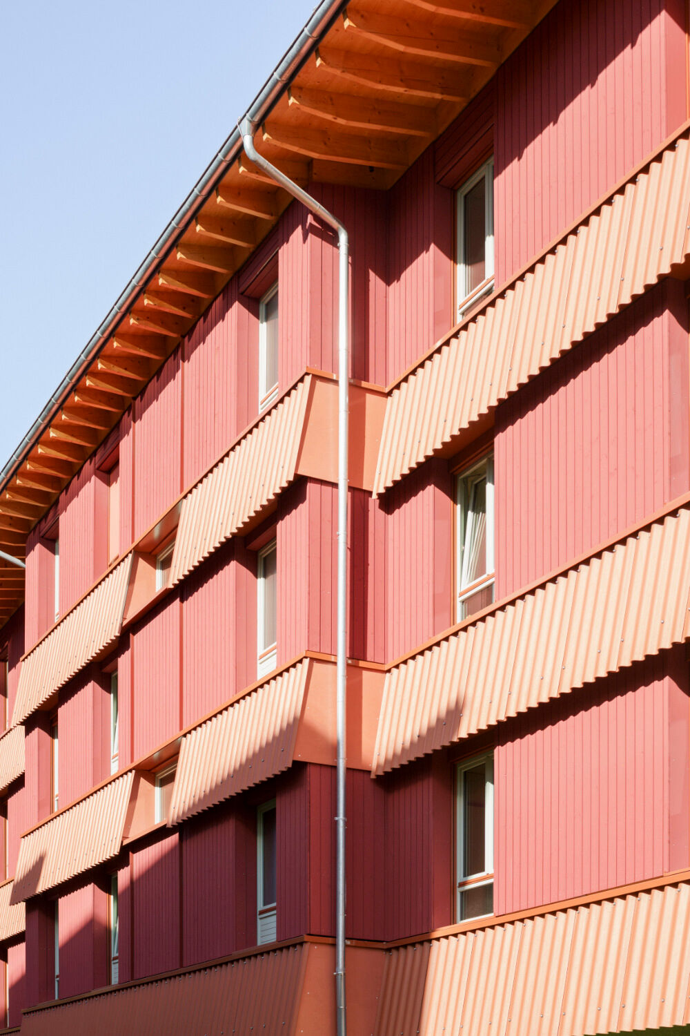 Fassade mit horizontalen Brandschürzen
