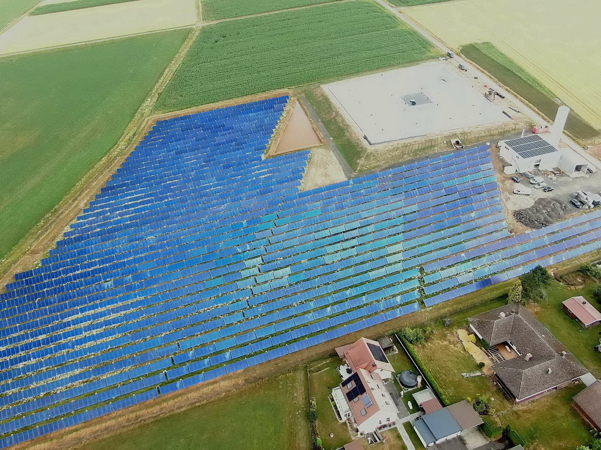 Das Brachter Solarthermiefeld ist 11.640 Quadratmeter groß und liefert im Sommer die Wärmeenergie, die für den Winter gespeichert wird.
