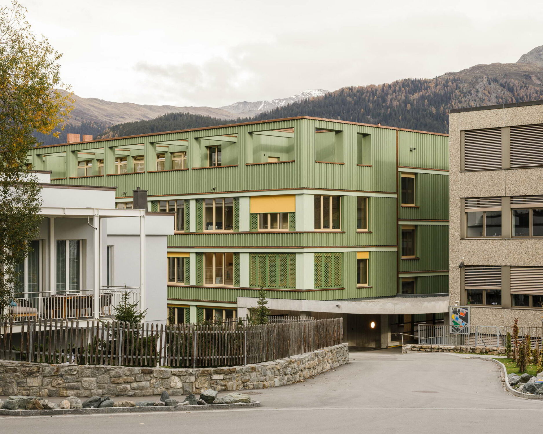 Im neuen 3. Obergeschoss gibt es einen geschützten Dachgarten, der an den Öffnungen ohne Fensterscheiben erkennbar ist.