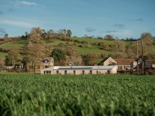 Die Architekten Oliver Bindloss und George Dawes beschlossen eine Ruine als adaptives Re-Use-Modellprojekt zu einem Öko-Wohnhaus zu transformieren. 