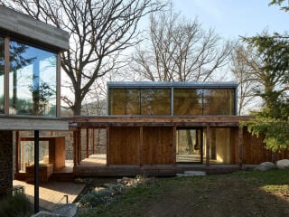 An einem Felshang bei Jílové u Prahy, 20 km südlich von Prag, befindet sich das von Päivä Architekti erweiterte Medník Haus.