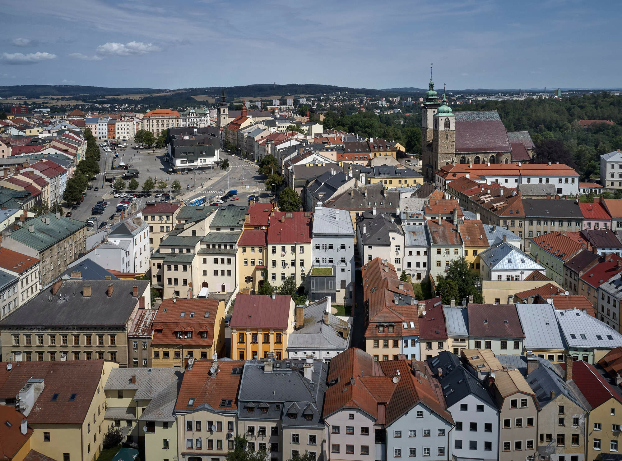 Die Stadt wurde einst im Silberrausch reich, davon zeugen heute noch mittelalterliche Bürgerhäuser rund um den zentralen Masarykovo-Platz.