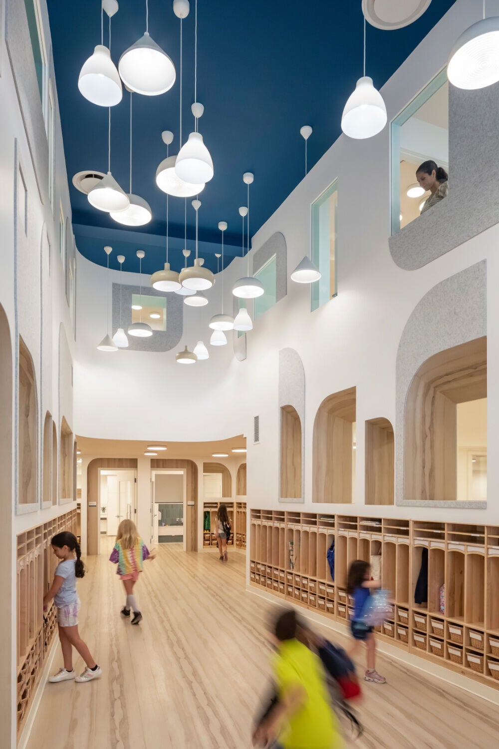 Die hintere Halle wirkt wie ein Innenhof in einer engen Stadt.