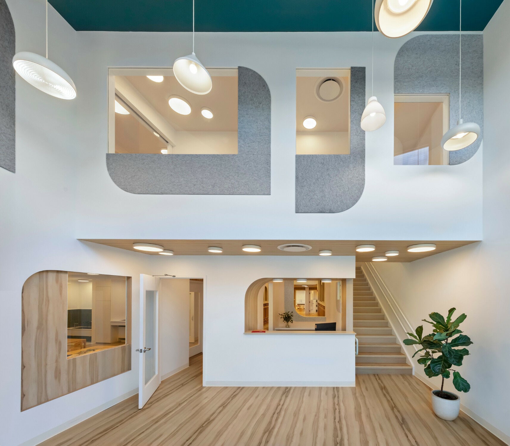 So plante das Büro zwei aufeinanderfolgende Hallen, zu denen sich alle Gruppenräume über große Verglasungen öffnen. Die hell ausgeleuchteten Hallen bringen so Licht und Sichtbezüge in die Tiefe.