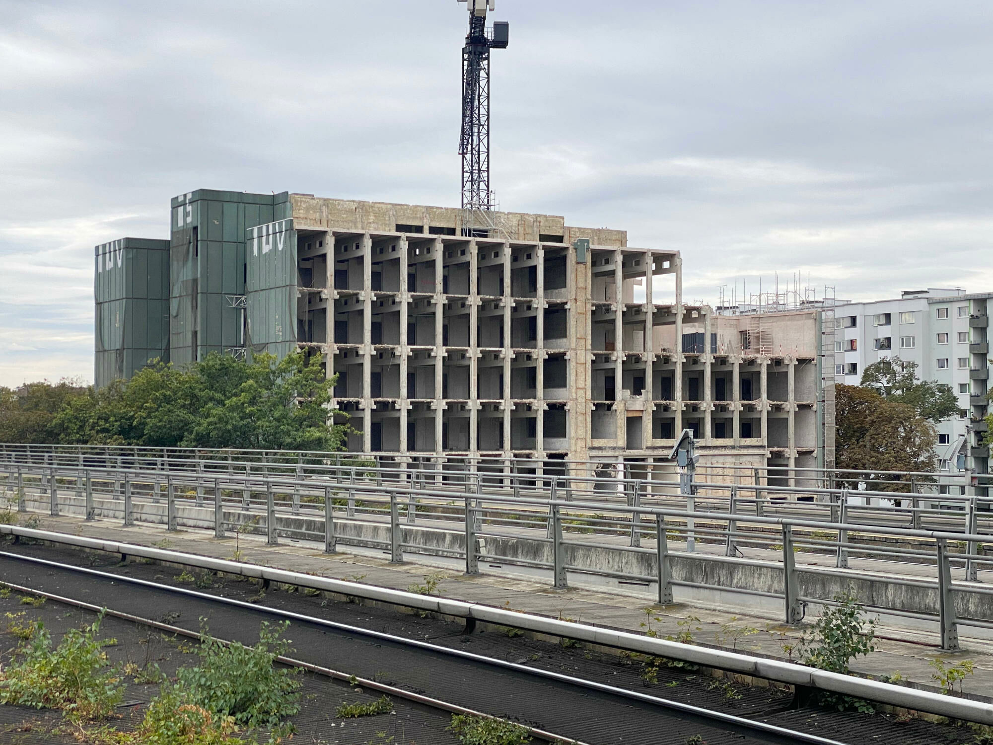 Freigelegte Tragstruktur eines Betonbaus im Rückbau. Die gespeicherte graue Energie geht mit dem Abbruch verloren.