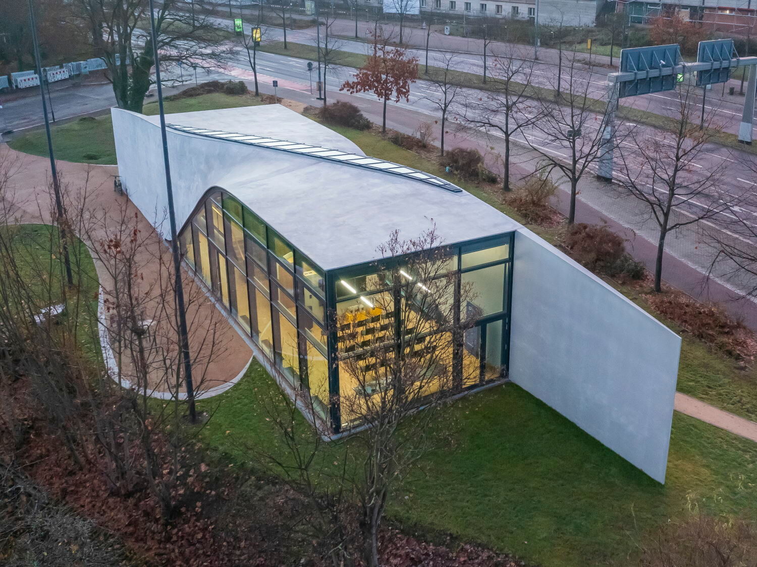 Das helle Bauwerk parallel zur Durchgangsstraße und gegenüber vom Campus der TU Dresden fällt auf.
