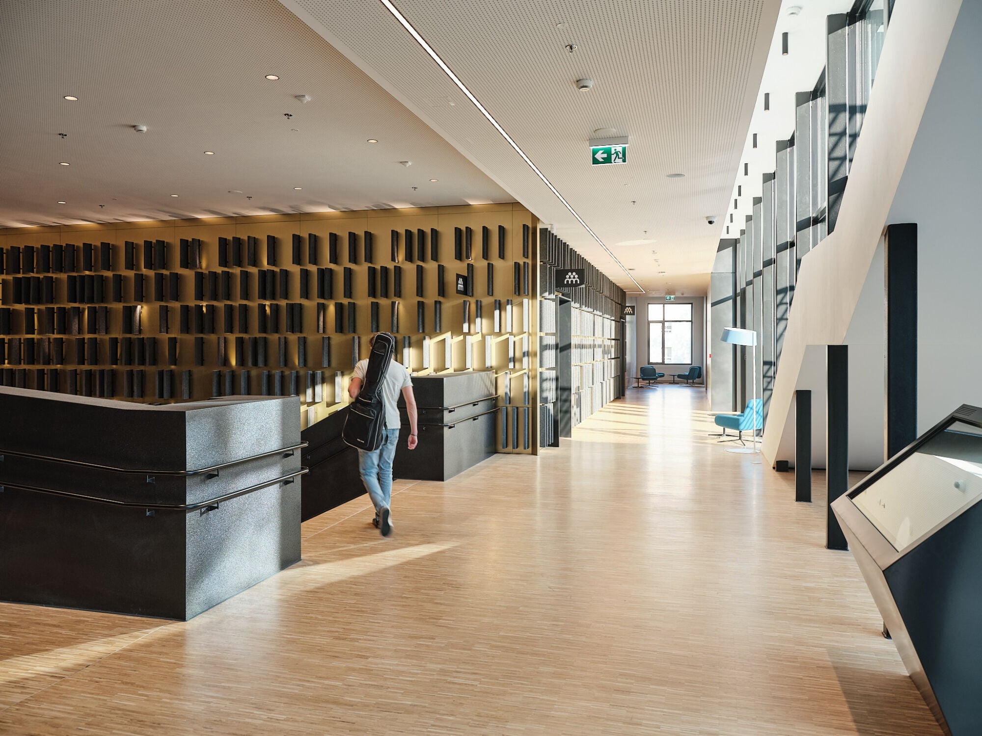 Hier geht es zu den oberen Rängen der Konzerthallen und zu den Dachterrassen.