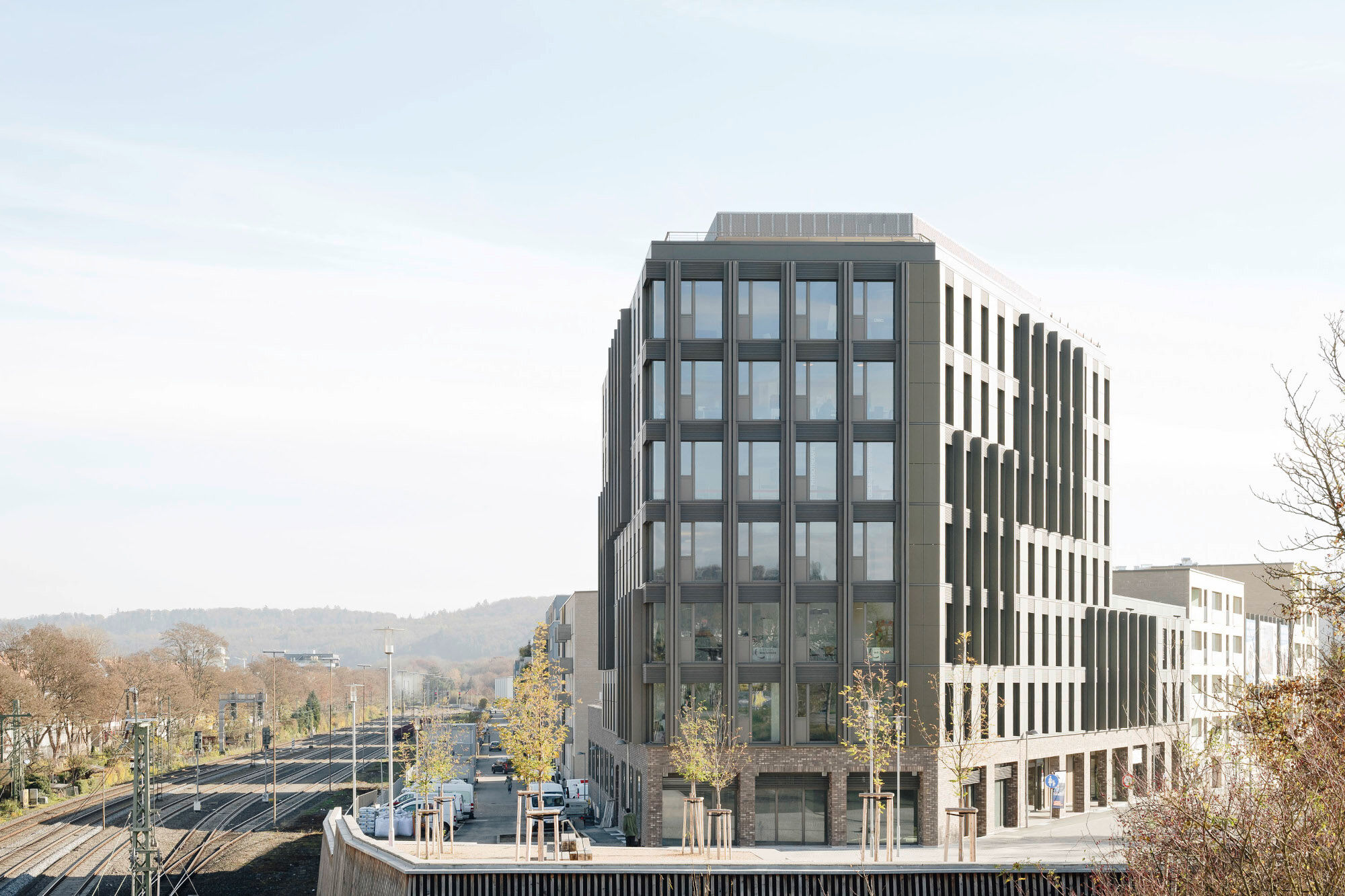 Der in dunklem Klinker bekleidete Betonsockel beherbergt das Erdgeschoss.