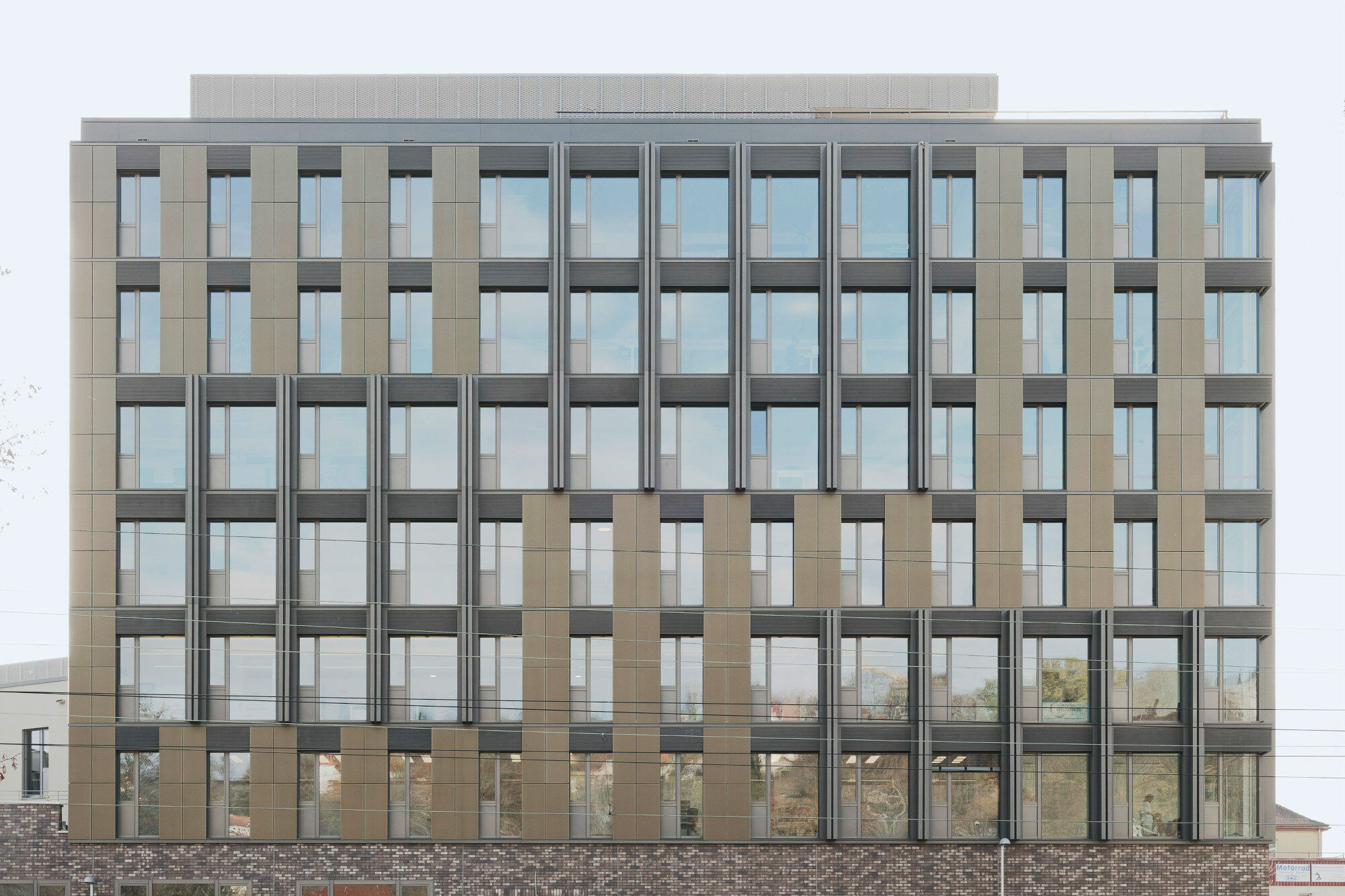 Fassade aus Aluminium, Glas und PV-Elementen