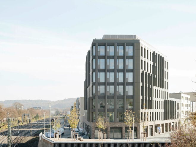 Als Auftakt eines neuen gemischten Quartiers im Osten Tübingens entwarfen die Stuttgarter a+r Architekten einen bis zu siebengeschossigen Hybridbau aus Holz und Beton.