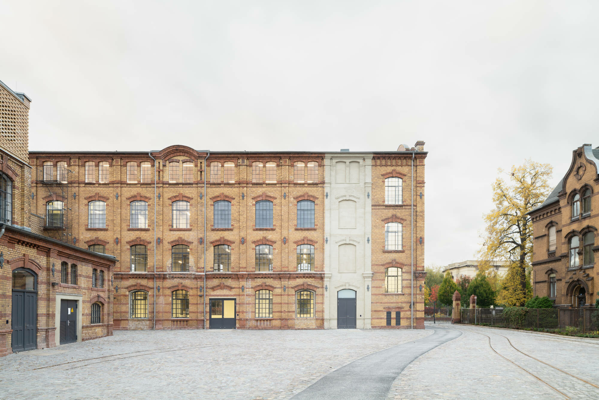 Das Ensemble wurde 1896/97 als Tuchfabrik der Familie Noack errichtet und steht für die industrielle Blüte Forsts als Textilstandort im 19. Jahrhundert.