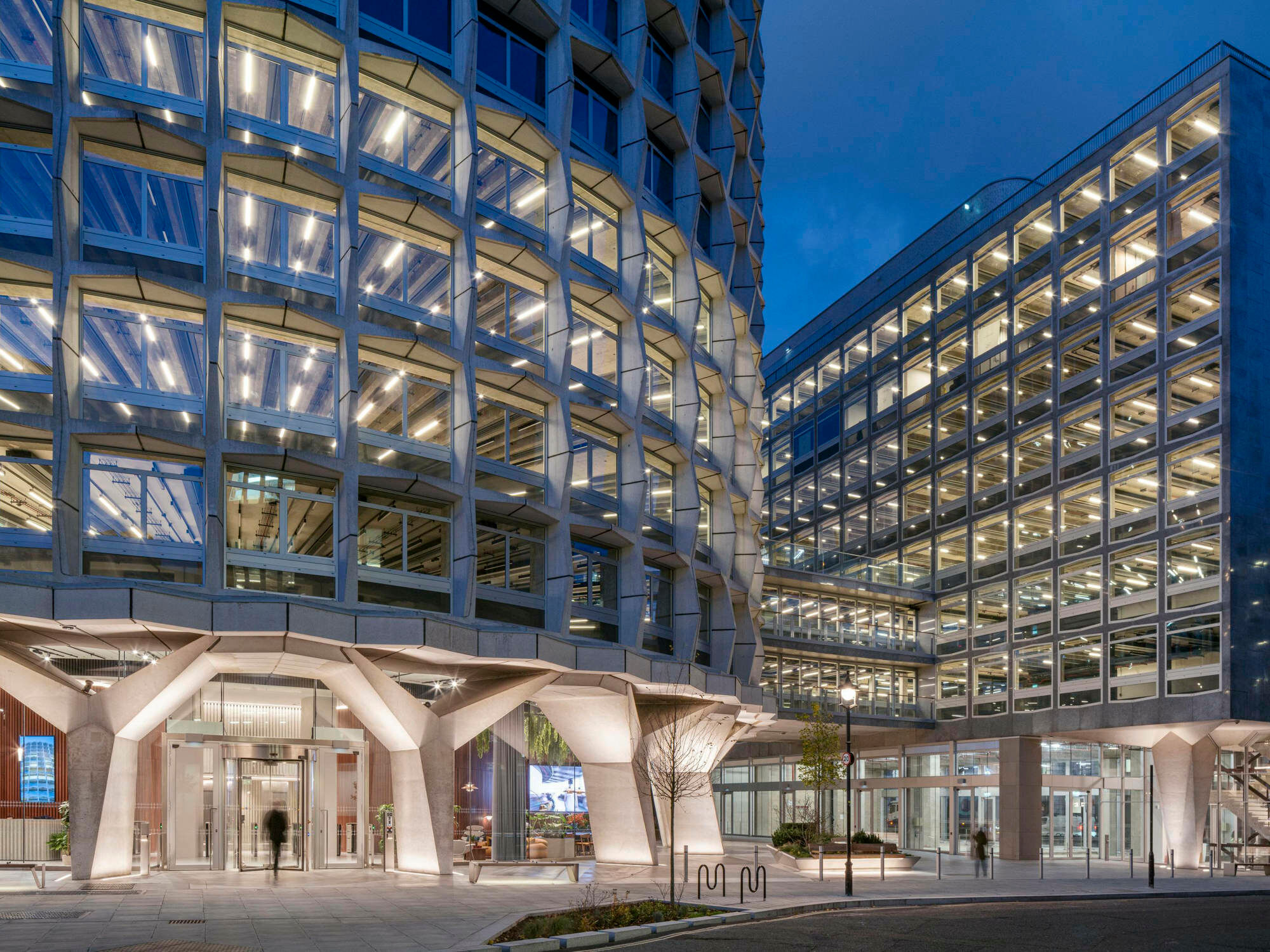 Die zwei als Space House bekannten Gebäude an der Londoner Kemble Street wurden bis 2024 nach Plänen von Squire and Partners saniert und aufgestockt.
