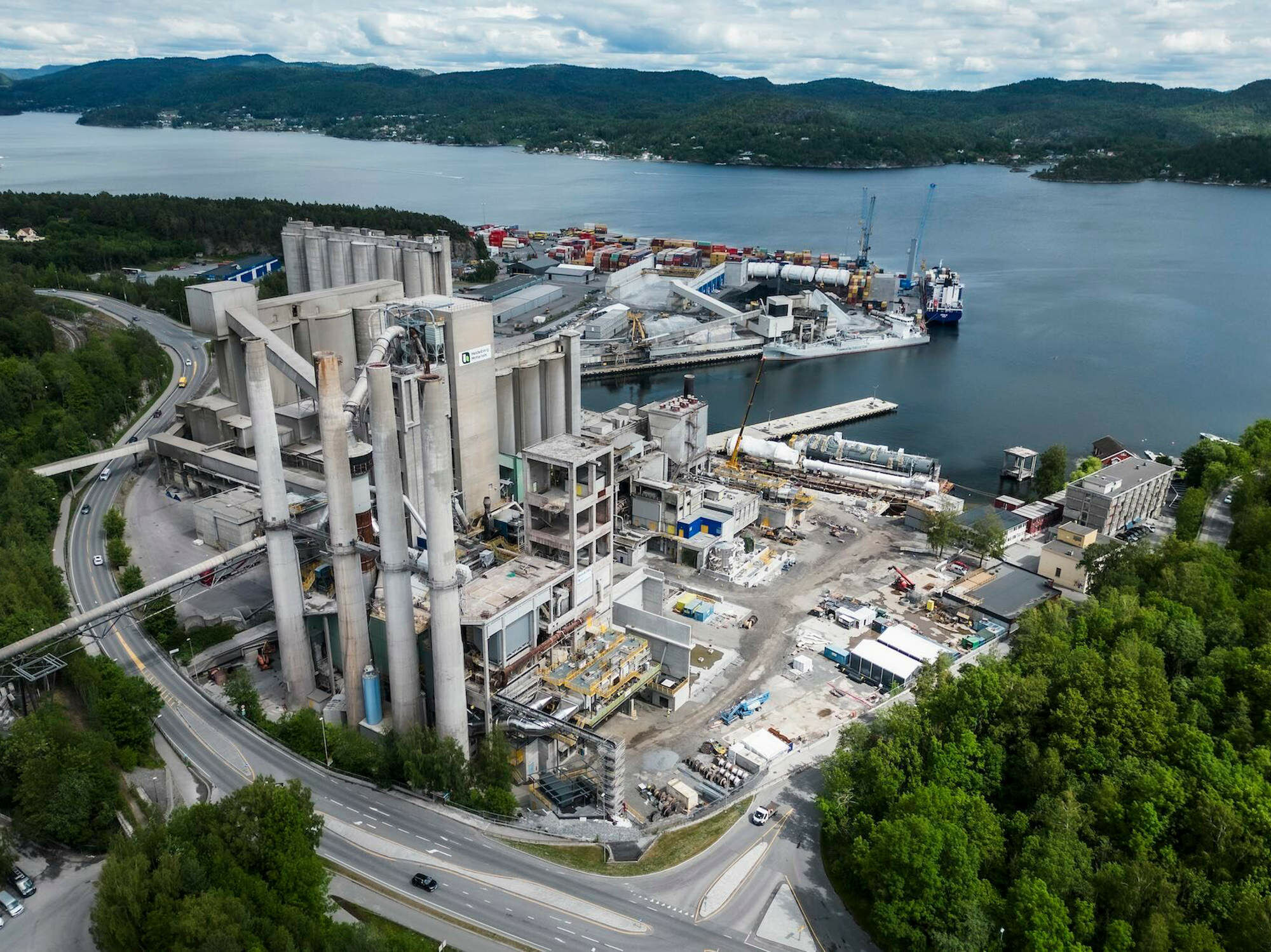 Zementwerk Brevik in Norwegen: Hier führt Heidelberg Materials Carbon Capture and Storage im industriellen Maßstab durch.