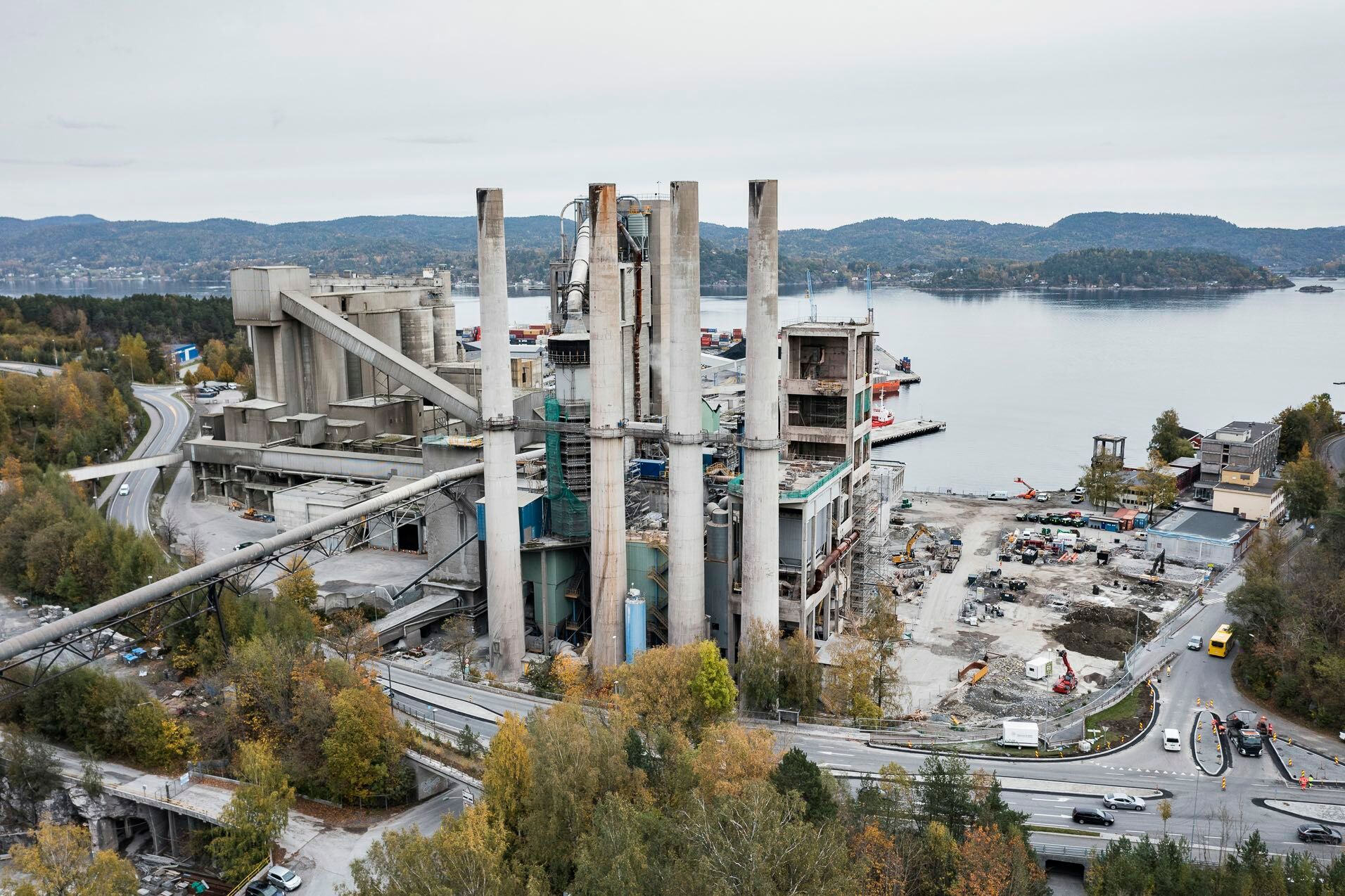 Blick auf die Ofen- und Schornsteinanlagen des Zementwerks Brevik. Die Emissionen entstehen überwiegend prozessbedingt bei der Klinkerherstellung.