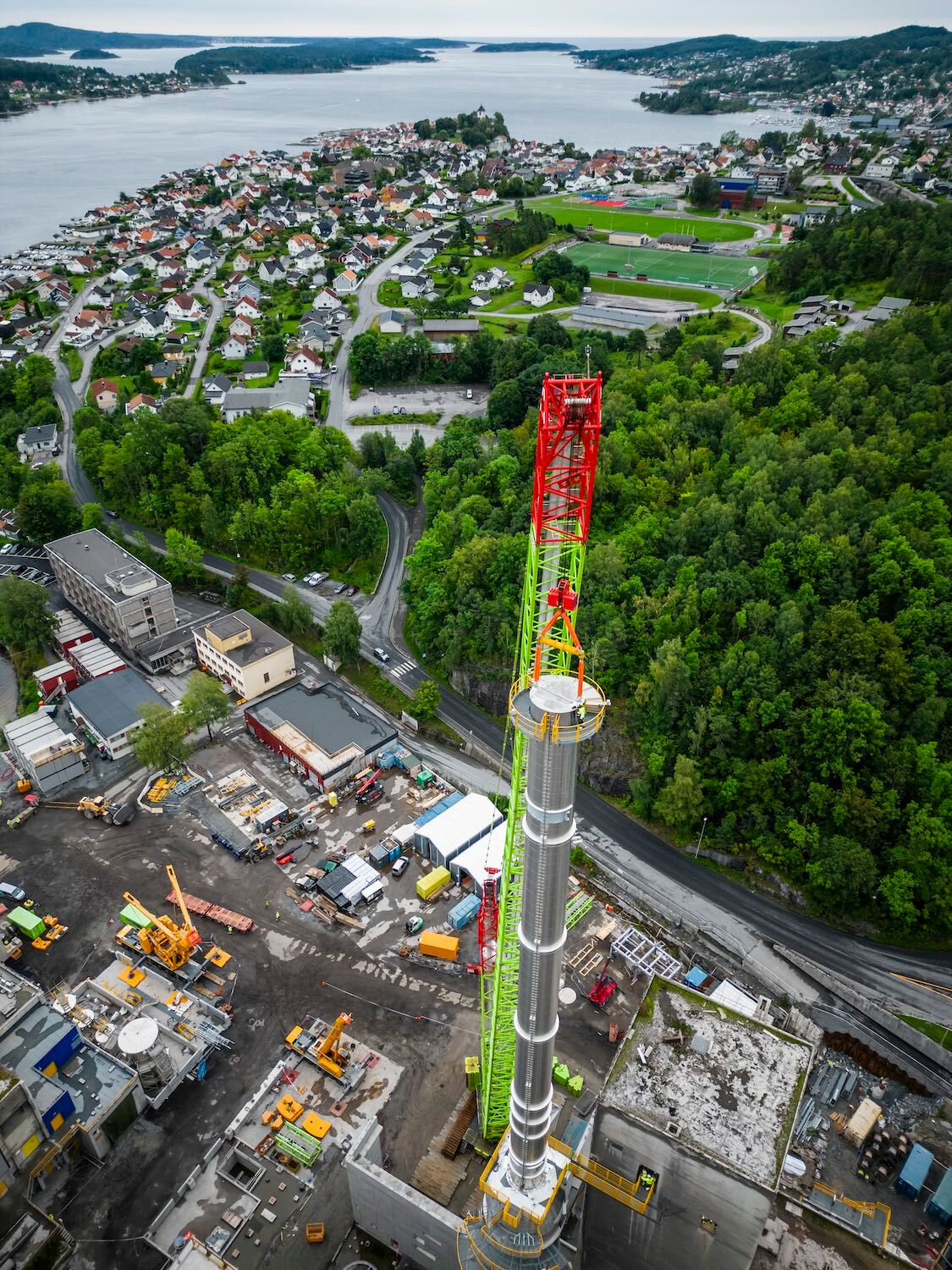 Der Kohlendioxidabsorber der CCS-Anlage in Brevik. Hier wird das Kohlendioxid aus dem Abgasstrom abgeschieden, bevor es weiterverarbeitet und gespeichert wird.