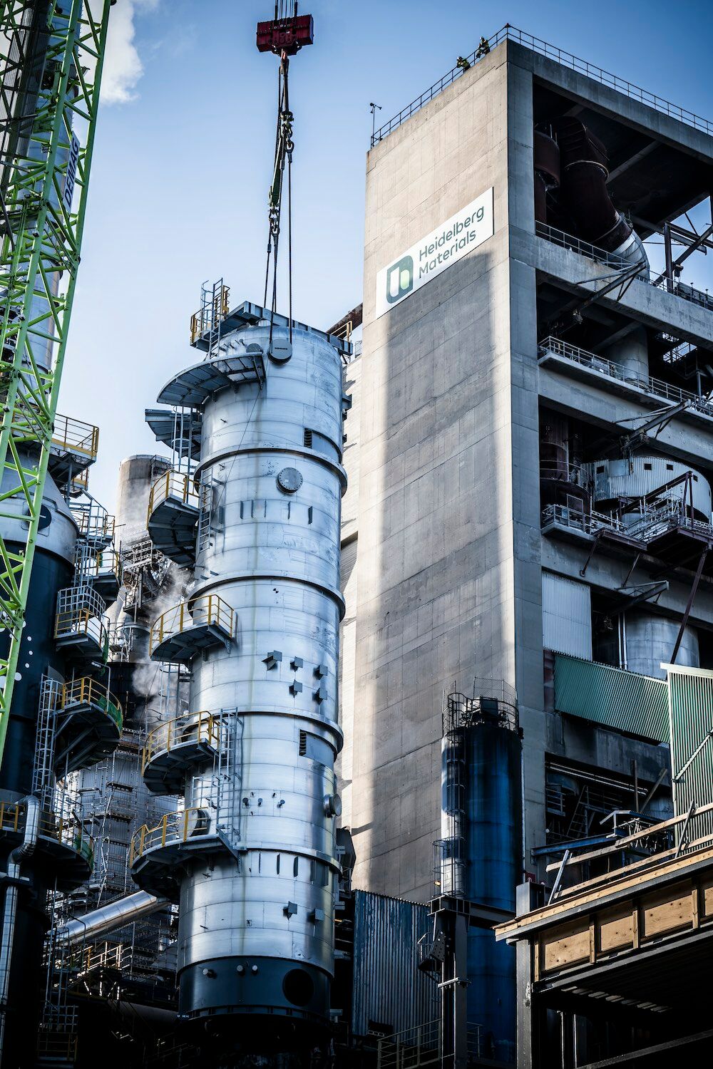 Anlagenteile der CCS-Technologie im Zementwerk Brevik. Die Integration erfolgt direkt in den laufenden Produktionsprozess.