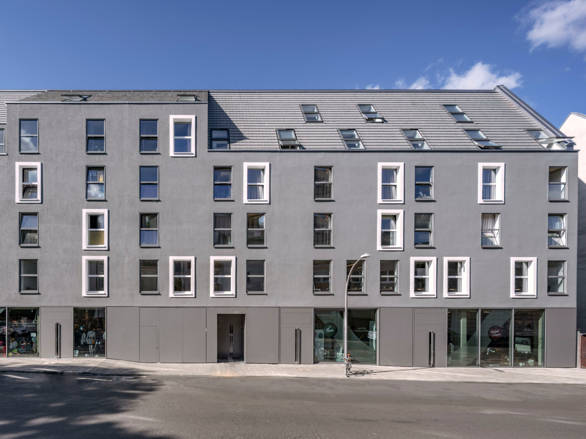 Kastner Pichler Schorn Architekten entwarfen einen Neubau für die Beschäftigungshilfe, der als Weiterentwicklung des bestehenden Standorts sowie als architektonische und soziale Ergänzung des Quartiers verstanden werden will.