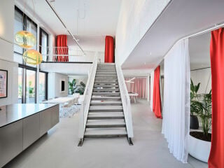 Das Planungsbüro LOVE Architecture and Urbanism hat in Graz das Loft eines jungen Kunsthändlers zu einem offenen Wohnraum ohne klassische Raumtrennungen umgestaltet.